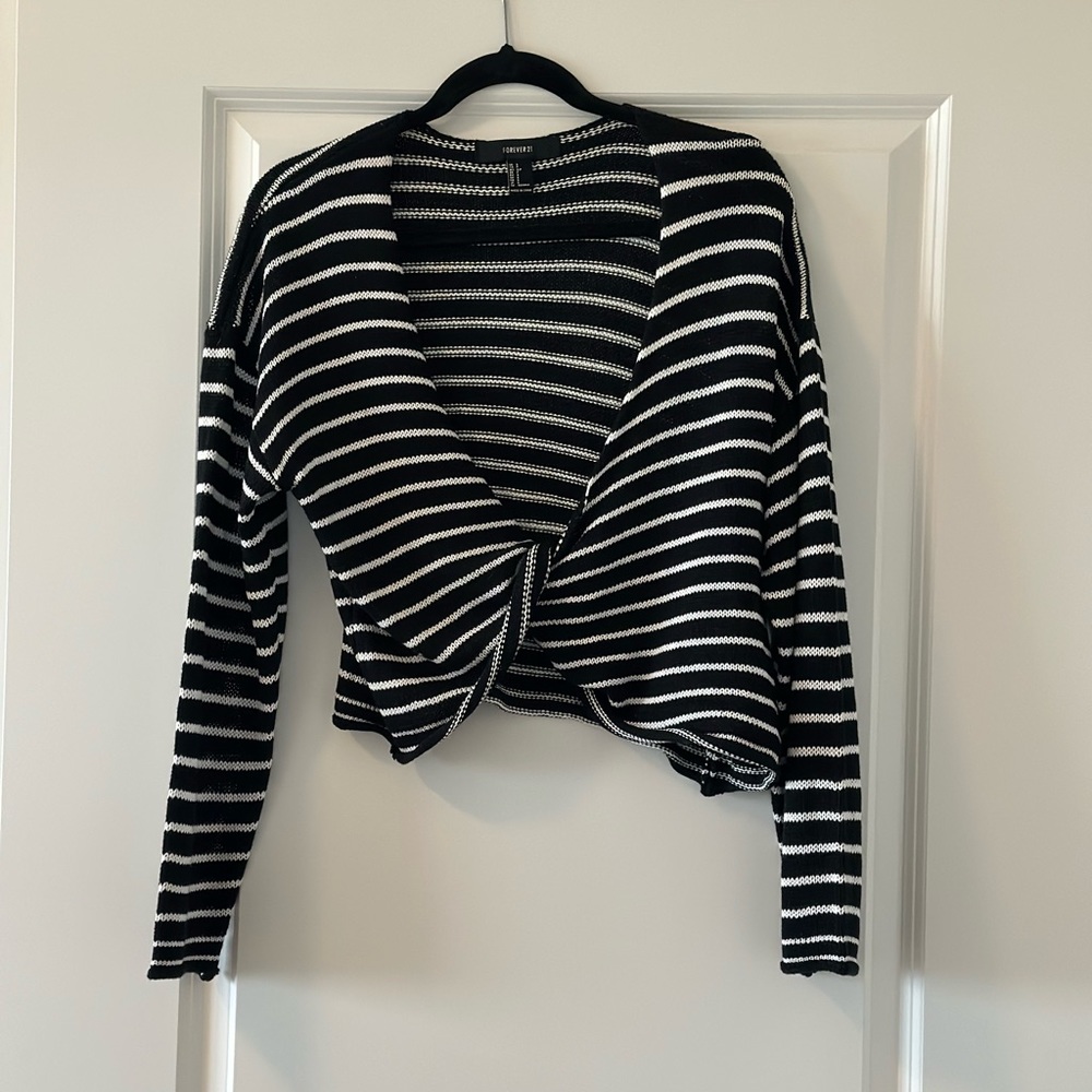 Semi-cropped reversible sweater - Forever21